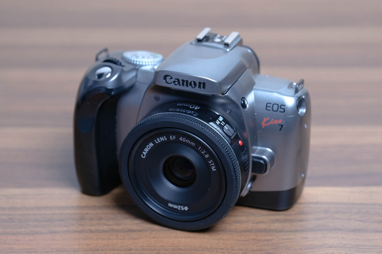 最新のフィルムカメラ】CANON EOS Kiss 7レビューです。機能、特徴をご 