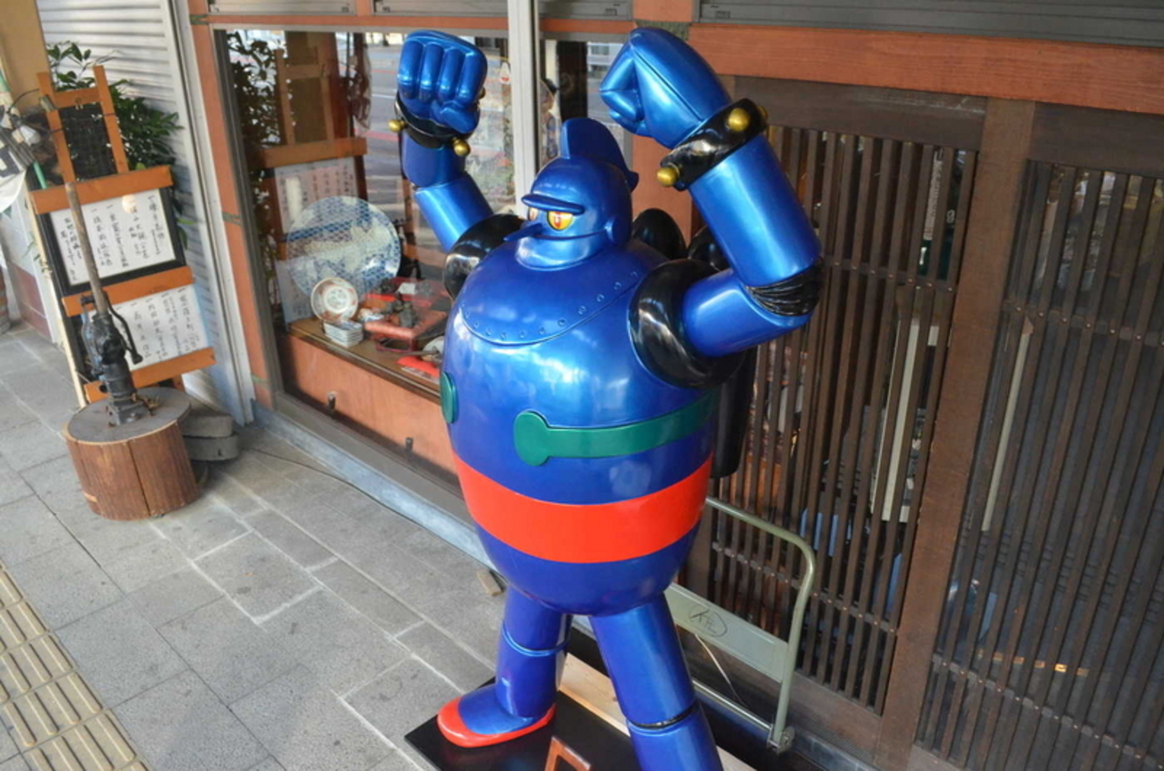 高田駅前通りに巨大な「鉄人28号」のフィギュア登場 - 上越タウン 