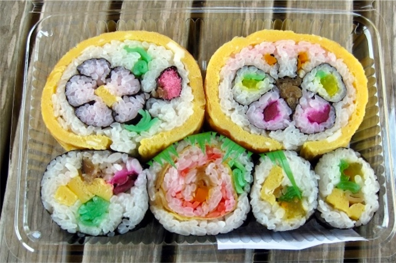 千葉県郷土料理「太巻き寿司」の作り方|名前の由来・歴史・材料・栄養素まで解説【家庭で作れる華やかレシピ】 - 食べ物系情報ブログ
