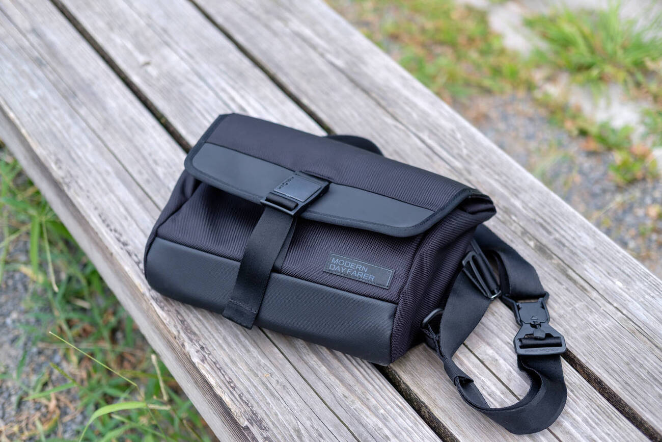 マグネットで全て解決しようとするスリングバッグ「DAYFARER Sling 