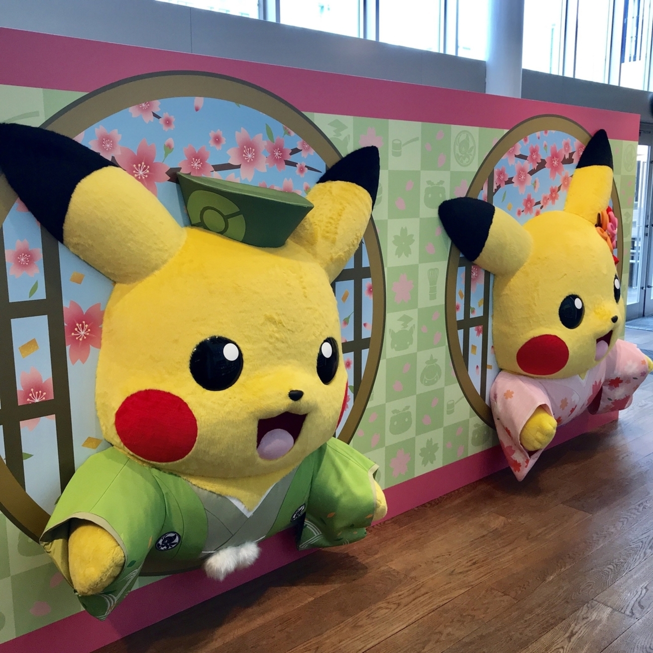 お茶会ごっこの巨大立体もふもふピカチュウ 京都国際マンガ 