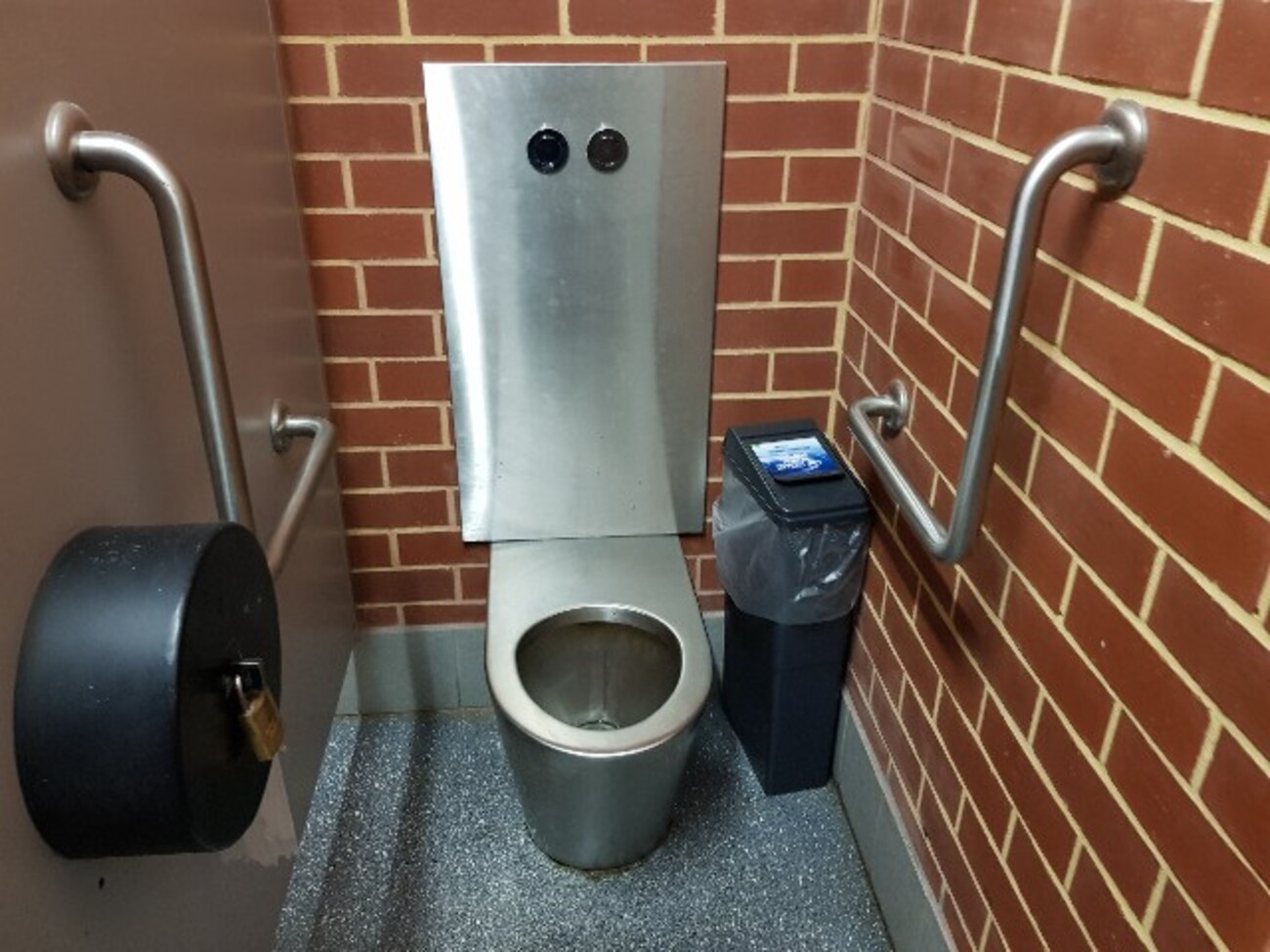 オーストラリアの公衆トイレ事情 ～ドア、鍵、便座、トイレット 