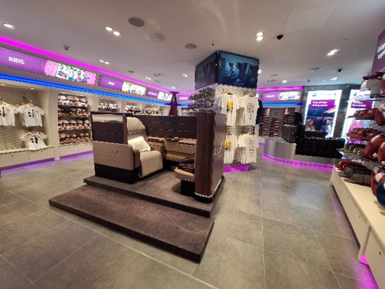 ドーハ空港でカタール航空限定グッズを買うならここ① Qatar Airways 