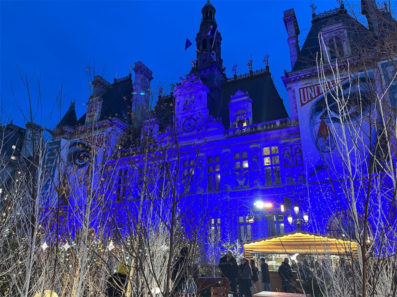 パリ市庁舎前のクリスマスマーケット！雪降る魔法の森で一休み♪ - り