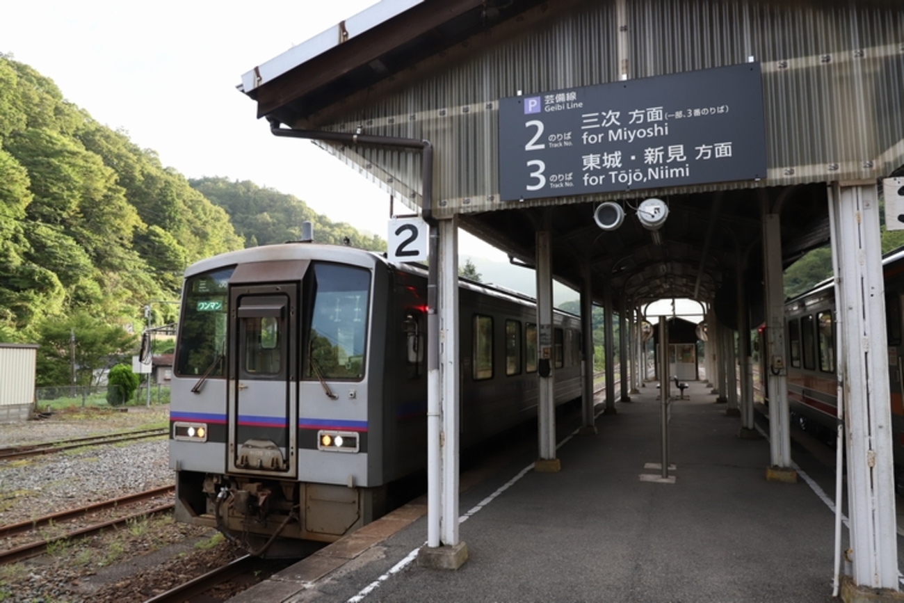 芸備線を走るキハ120形の快速列車 - 安全側線だいありー3