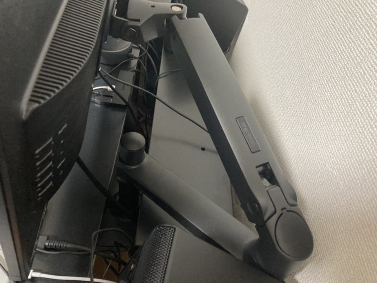 オカムラのクルーズCにエルゴトロンLXディスプレイアームを付けた 