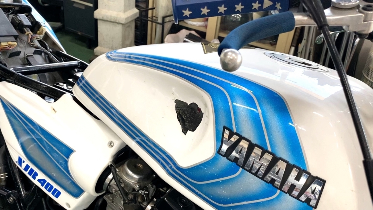 タンク塗装】メルカリで83万で買ったxjr400初期型4HMのタンクの塗装が 