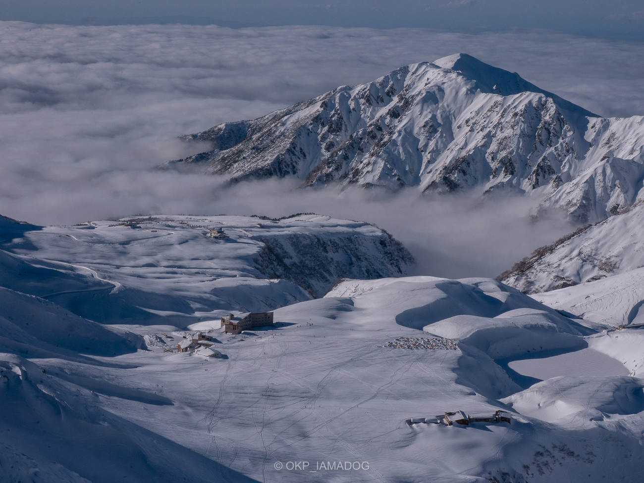 11月末営業終了直前の立山黒部アルペンルート：雄山登山と室堂テント泊の夜