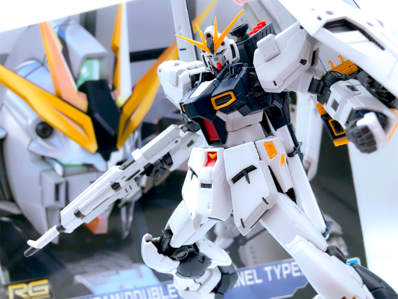 νガンダムダブルフィンファンネル装備型 RG 1/144 νガンダム(ダブル・フィン・ファンネル装備型) − 商品