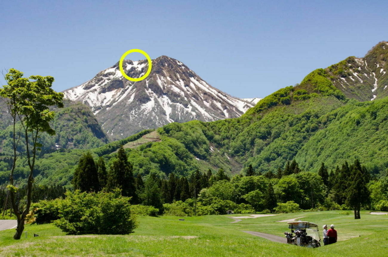 妙高山に「山」の字の雪形 江戸時代は「跳ね馬」より有名だった