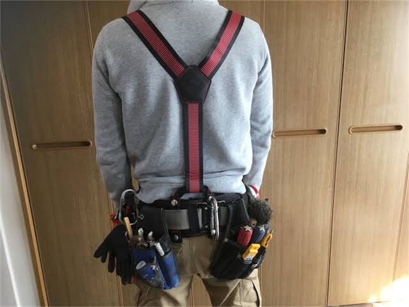 現場作業で腰道具がずり落ちるのでサスペンダーを購入。腰に負担の 