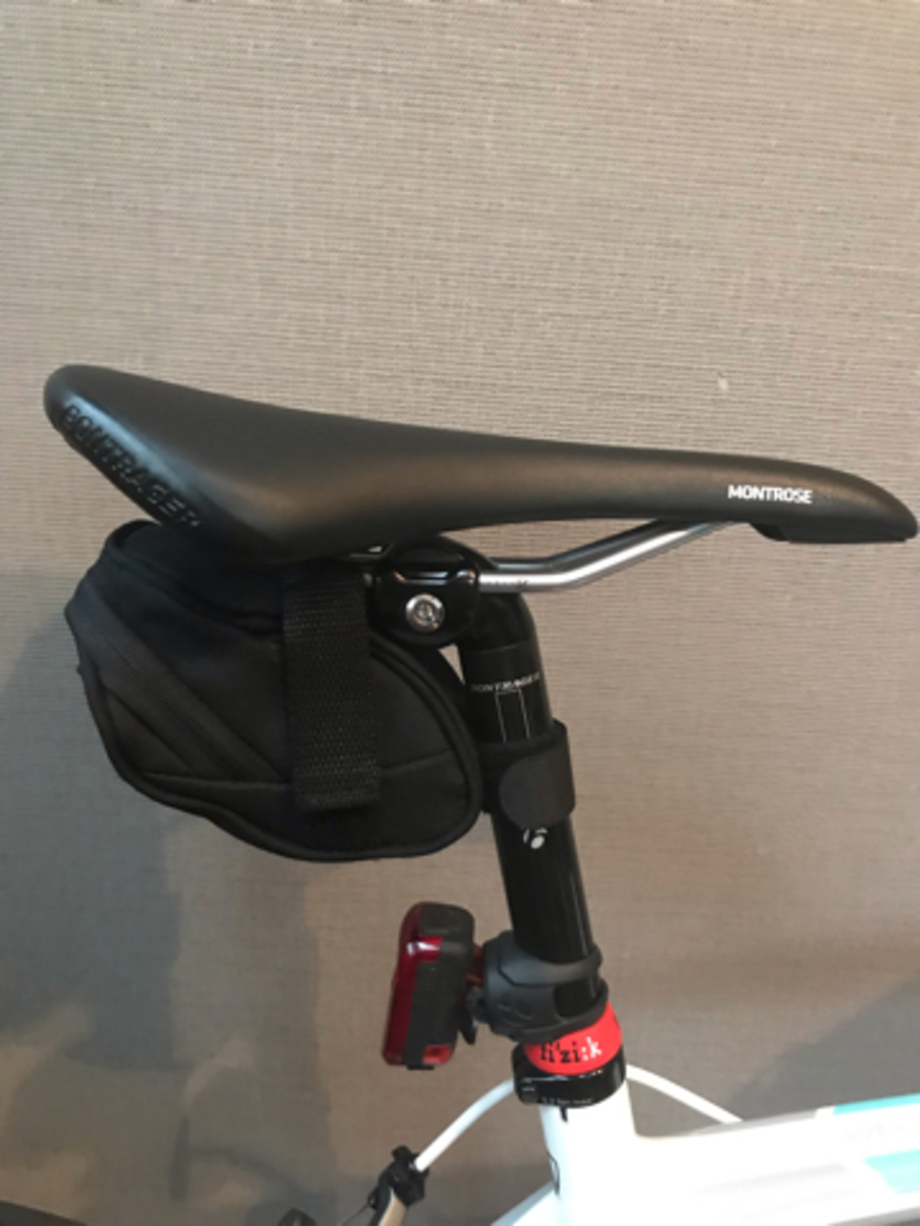 BONTRAGER　ボントレガー　サドル　ケース付　ブラック　ピンク　ホワイト BONTRAGER ボントレガー サドル ケース付 ブラック ピンク ホワイト