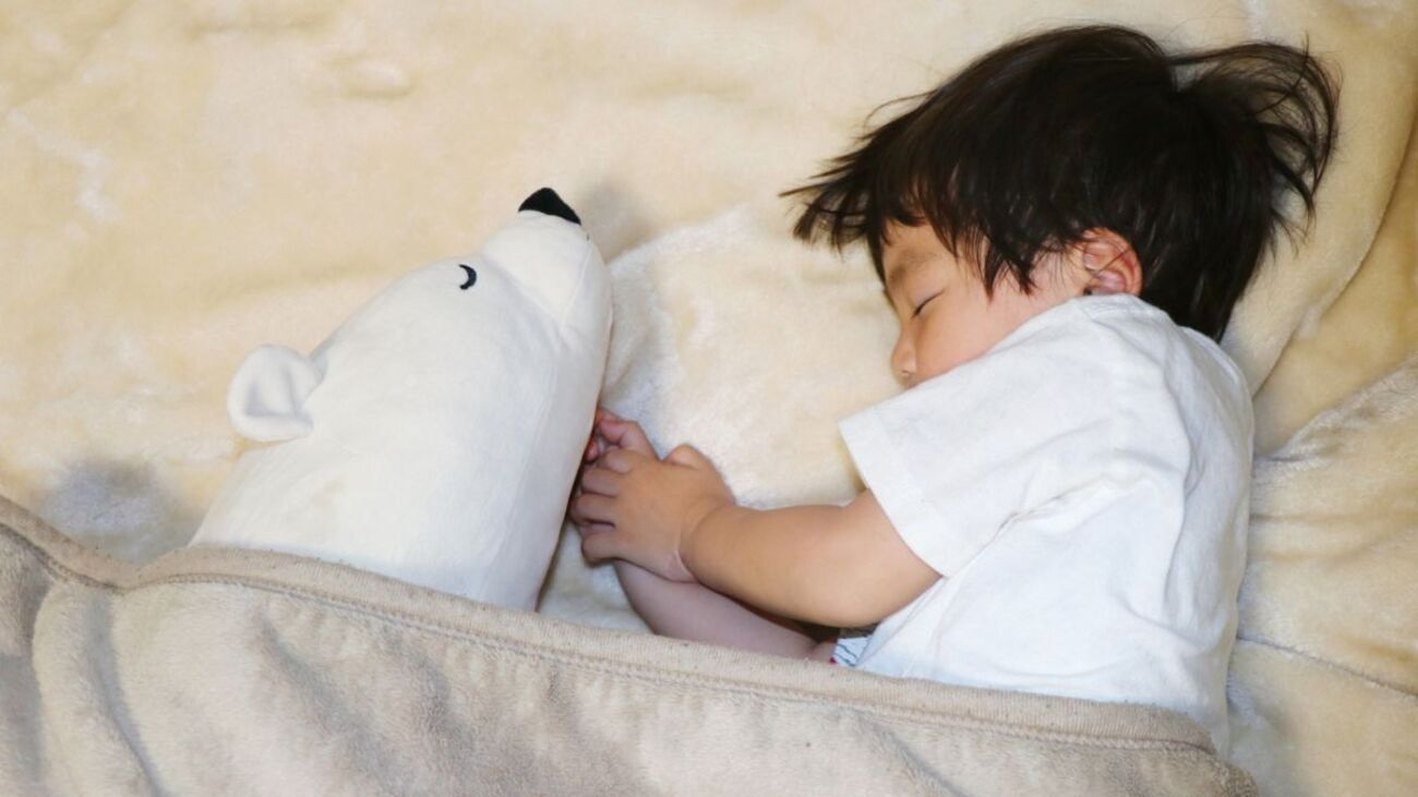 子供の寝相が悪い理由とは?安心できる5つの原因と対策を徹底解説! - Midika na Info