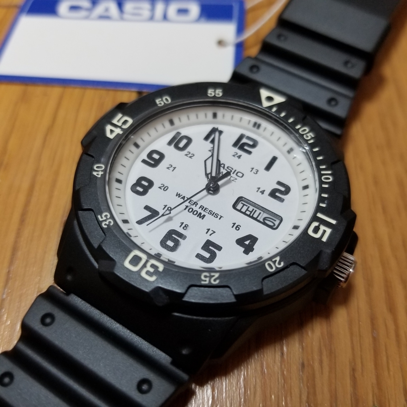白文字盤のアナログ時計（CASIO STANDARD／MRW-200H-7B） - とっても