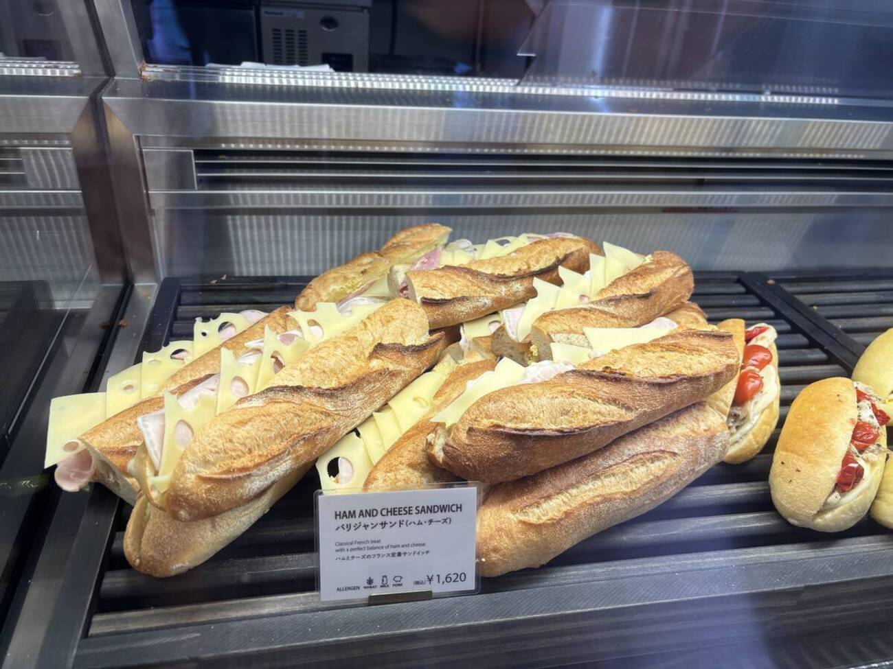 大阪万博のフランス館で購入できるお土産・パン - wakamaga