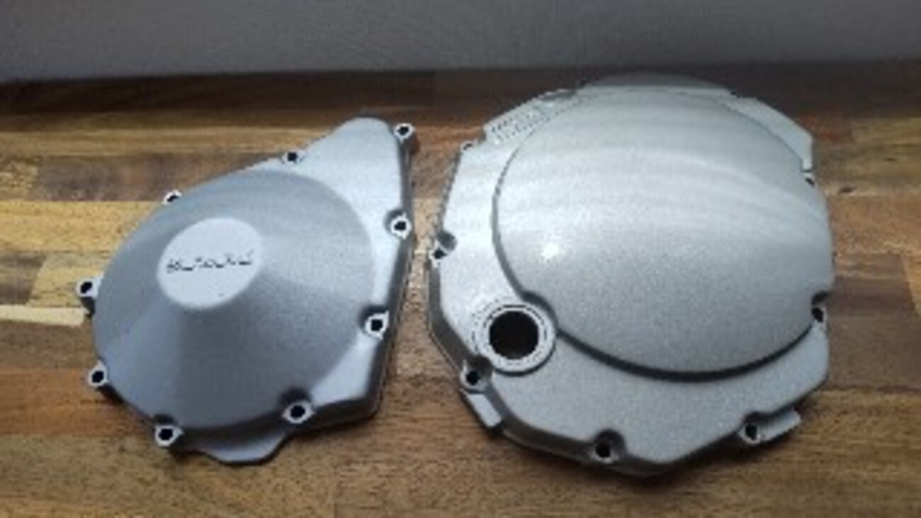 中古クラッチカバーとスターターギアカバーの塗装剥離と焼付塗装 