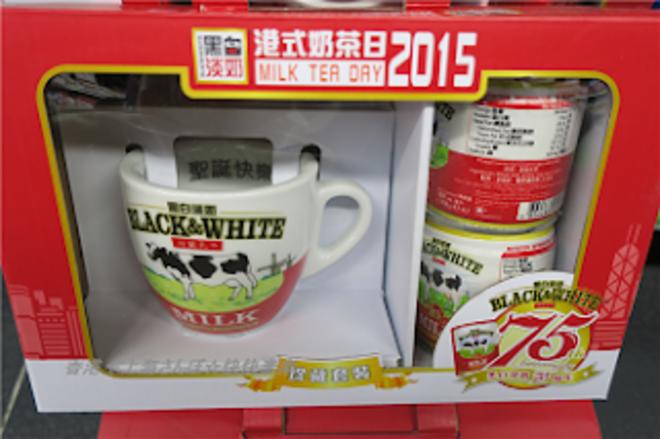 香港でお馴染みの黑白淡奶 Black & Whiteブランドのカップ！（牛さん 