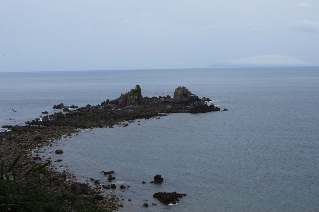 神奈川県の真鶴である必要性は乏しいが、真鶴（まなづる）という響きは 
