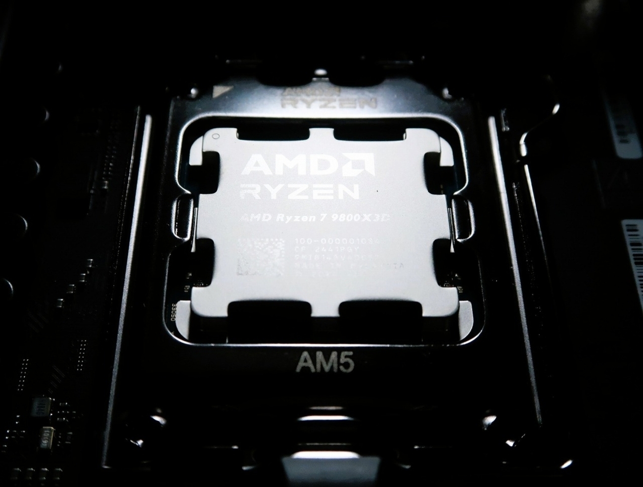 ゲーム専用から特化へ！】AMD 新世代ゲーム特化CPU「Ryzen 7 9800X3D 