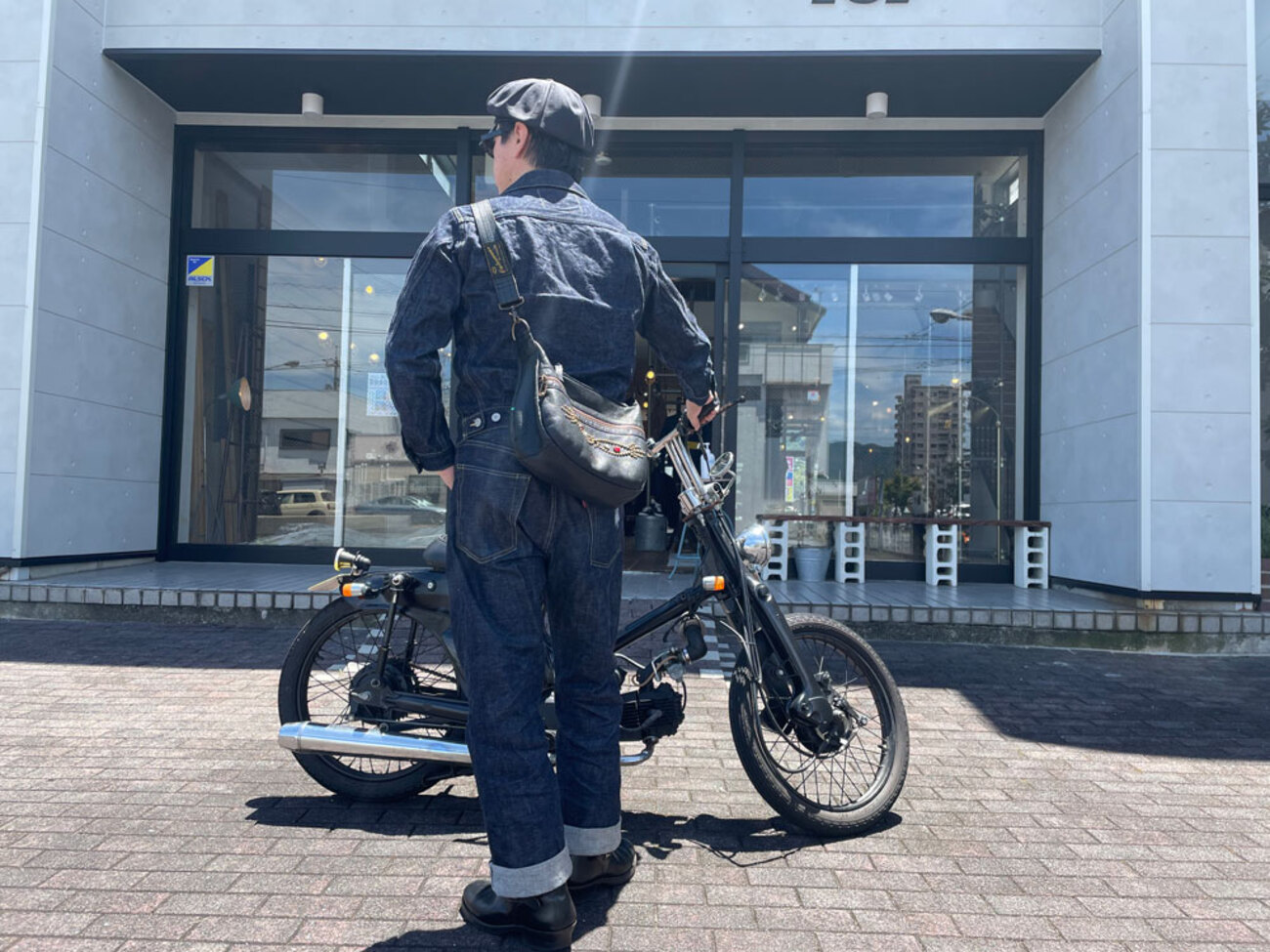 CUSHMAN/クッシュマン レザーショルダーバッグ スタッズタイプの 