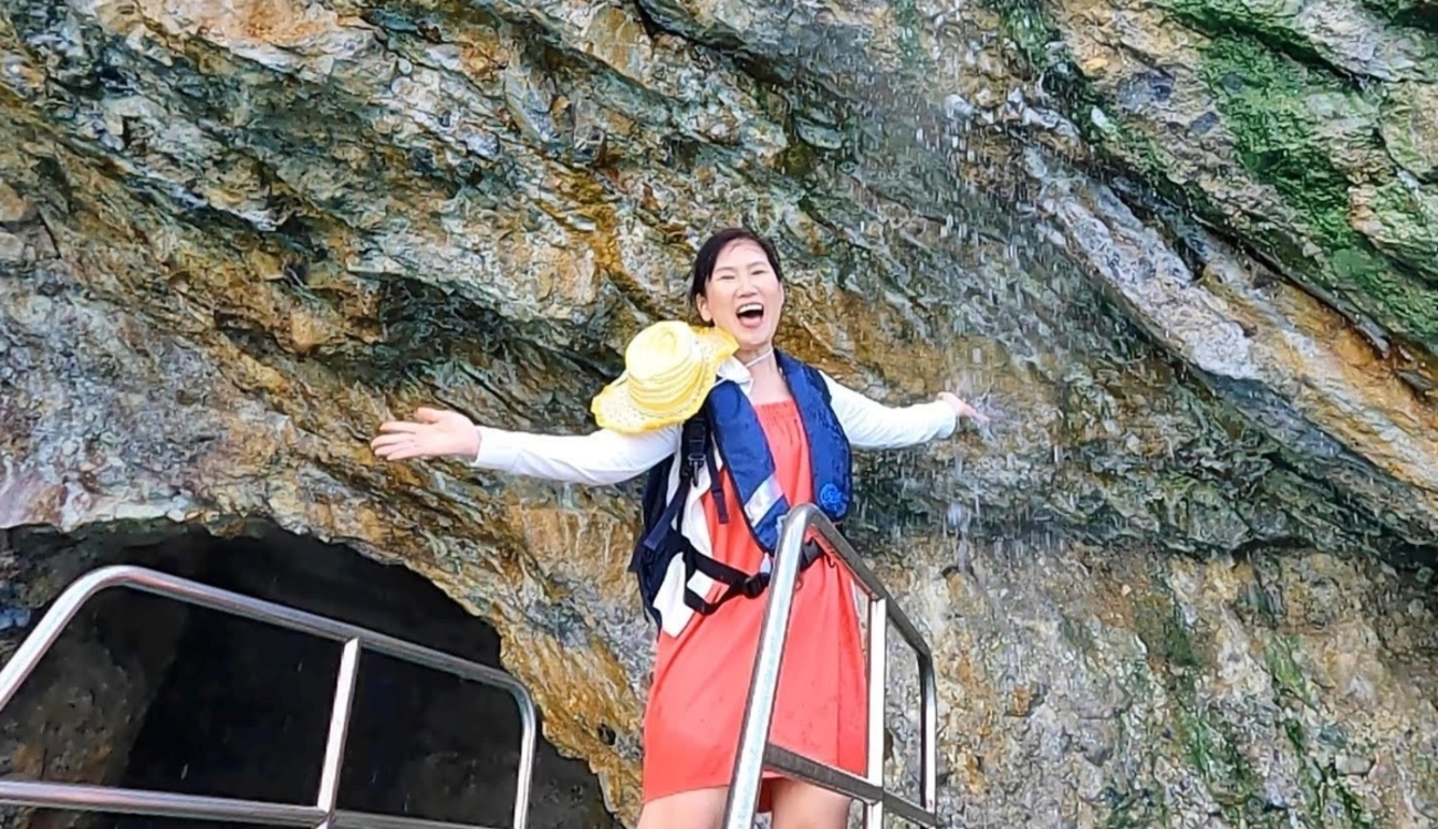 船をチャーターしないと行けない「洞窟の温泉」 - めっちゃ