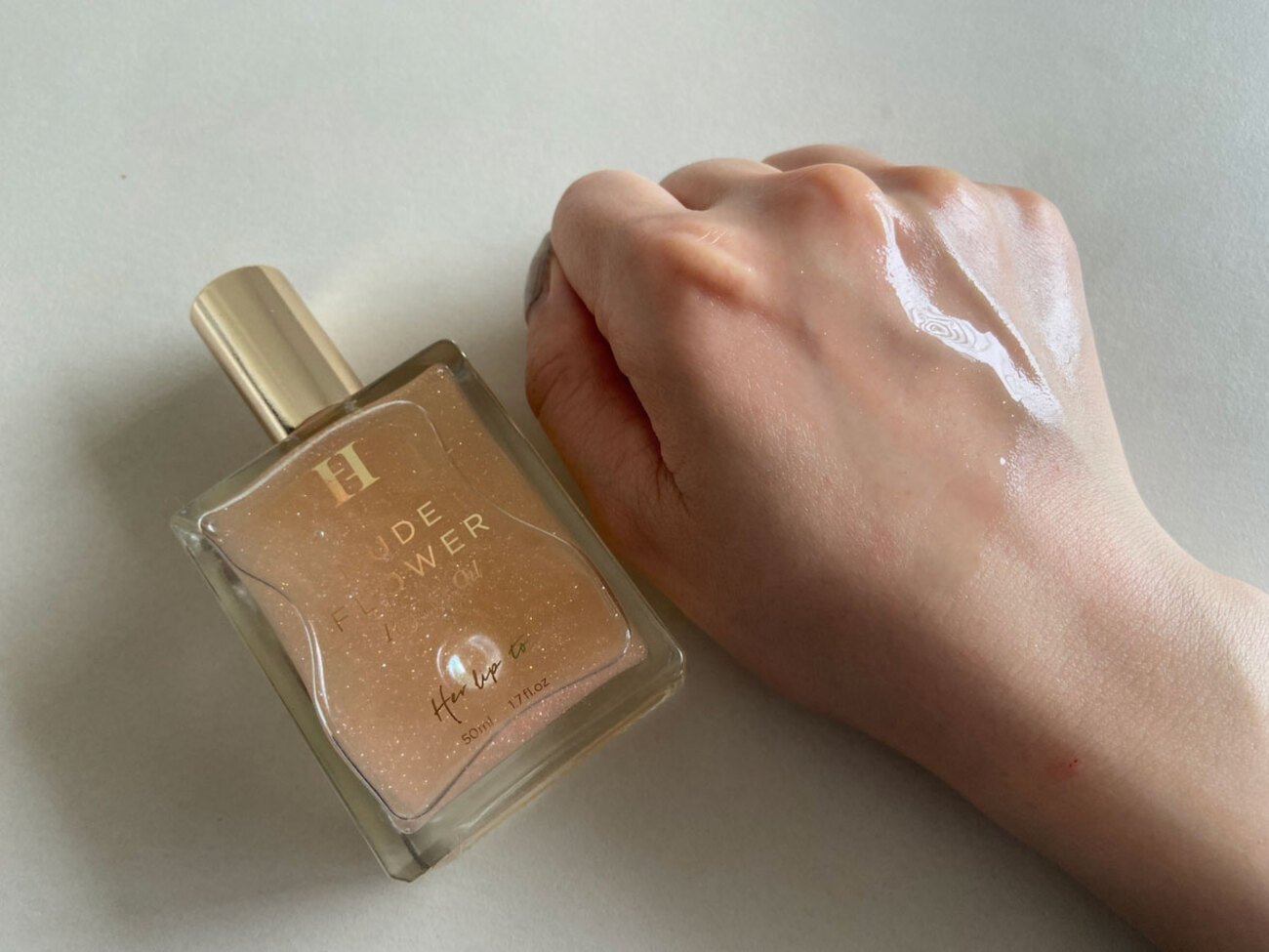 Her lip to パフュームオイルの使い方。香水のように使えるキラキラ 