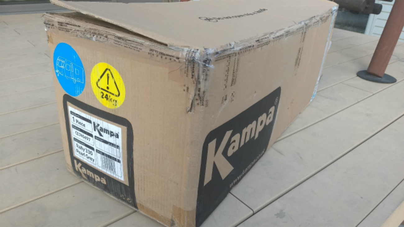 キャンピングトレーラー用のサイドテントKampa Rally 330が到着 