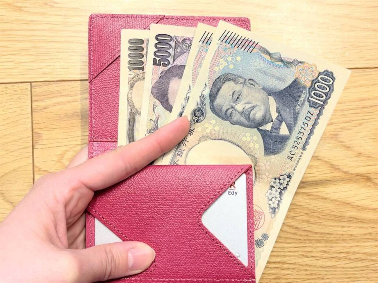 abrAsus「薄い財布」｜財布の中もバッグの中も、最小限に - ゆー
