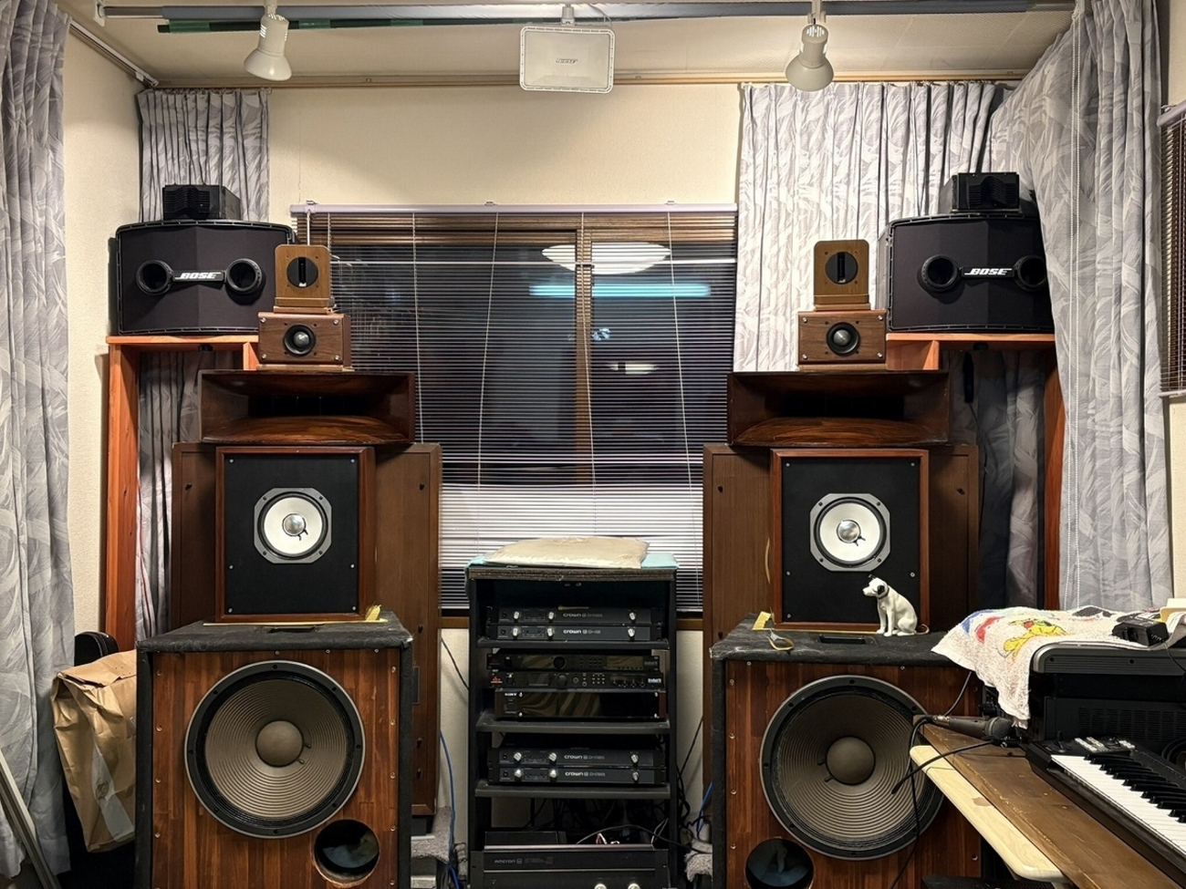 スピーカー周りのカーテンを吸音カーテンにして余分な残響音を改善 