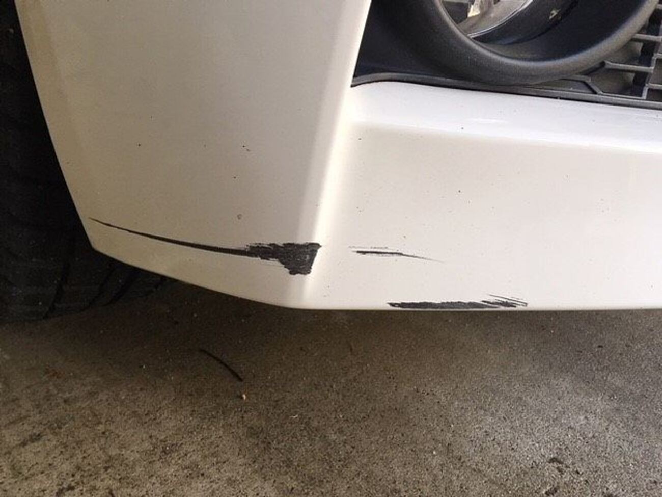 BMWのフロントバンパーをやっと修理しました！まだ途中です