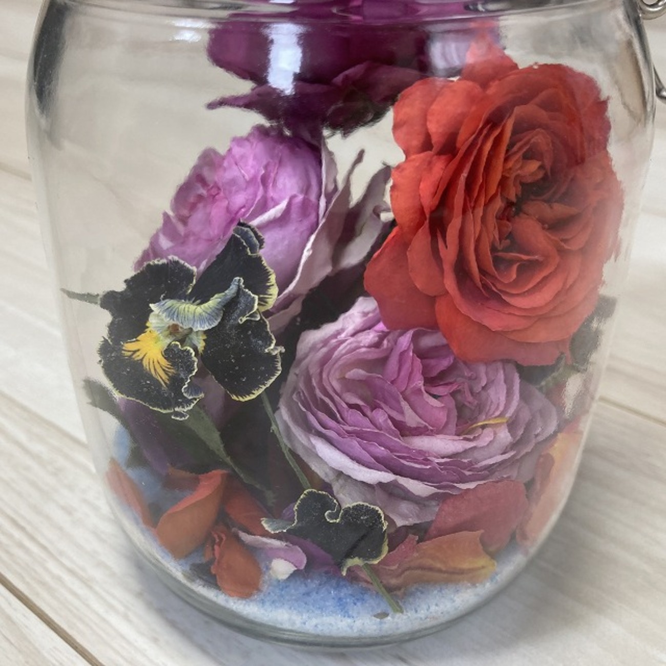 シリカゲルでドライフラワーづくり！ 花色そのままに瓶で密閉して保存