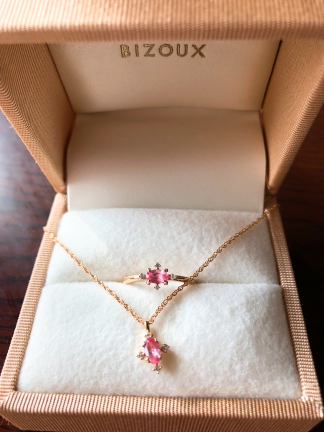 アラフォー・アラフィフの女性におすすめ 色気を呼び覚ます薔薇色 