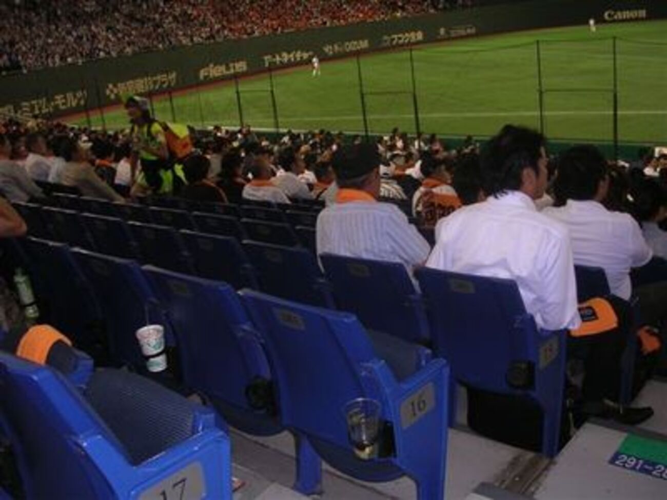 巨人 vs 横浜DeNA 9月18日 ロイヤルウイング席 ペアチケット（松屋 