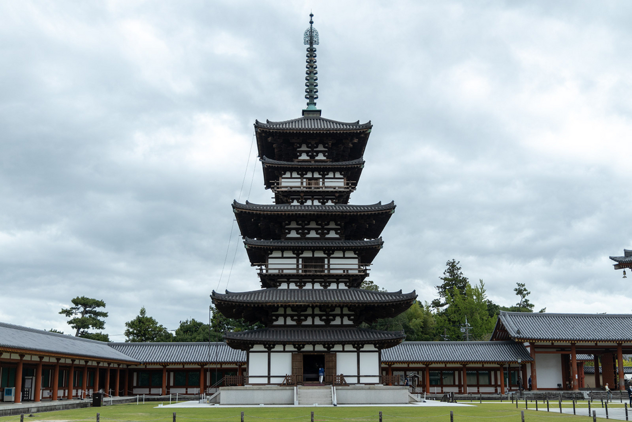 日本で最も美しい仏塔といわれる東塔がある奈良県の世界遺産、薬師寺へ