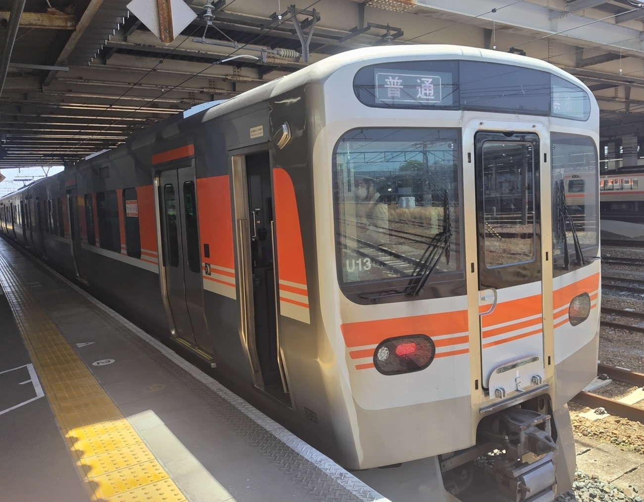 昼下がりのJR豊橋駅に現れた315系3000番代。 - 銀河夢急行