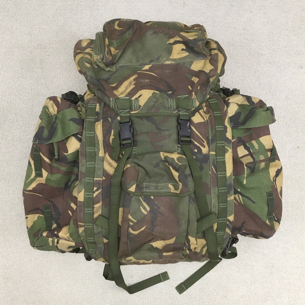 特殊な機能あり！【イギリス軍装備品】陸軍迷彩バックパック（ラック 