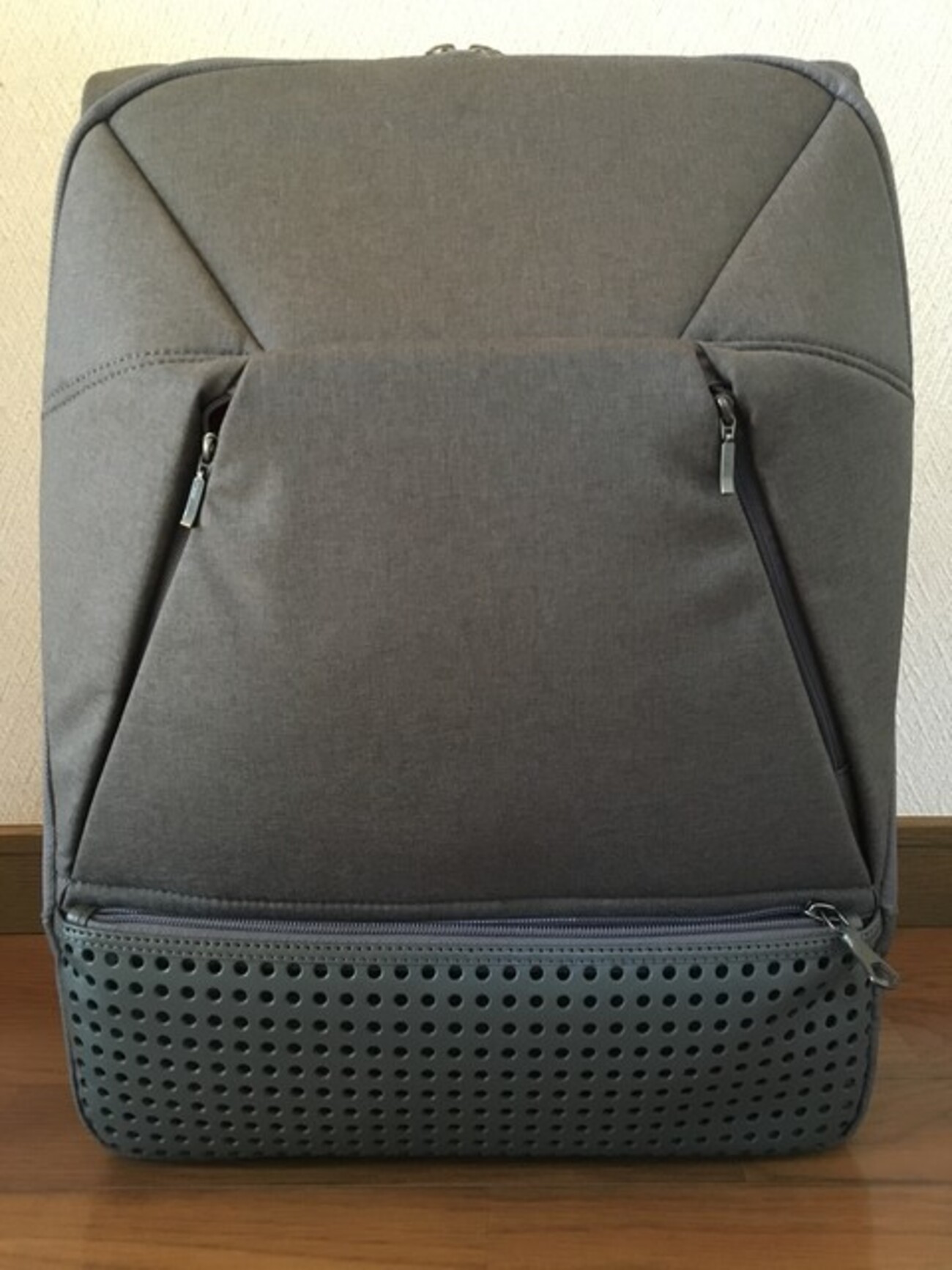 ひらくPCリュックをプチカスタマイズして、更に魅力ある鞄へ仕上げて 