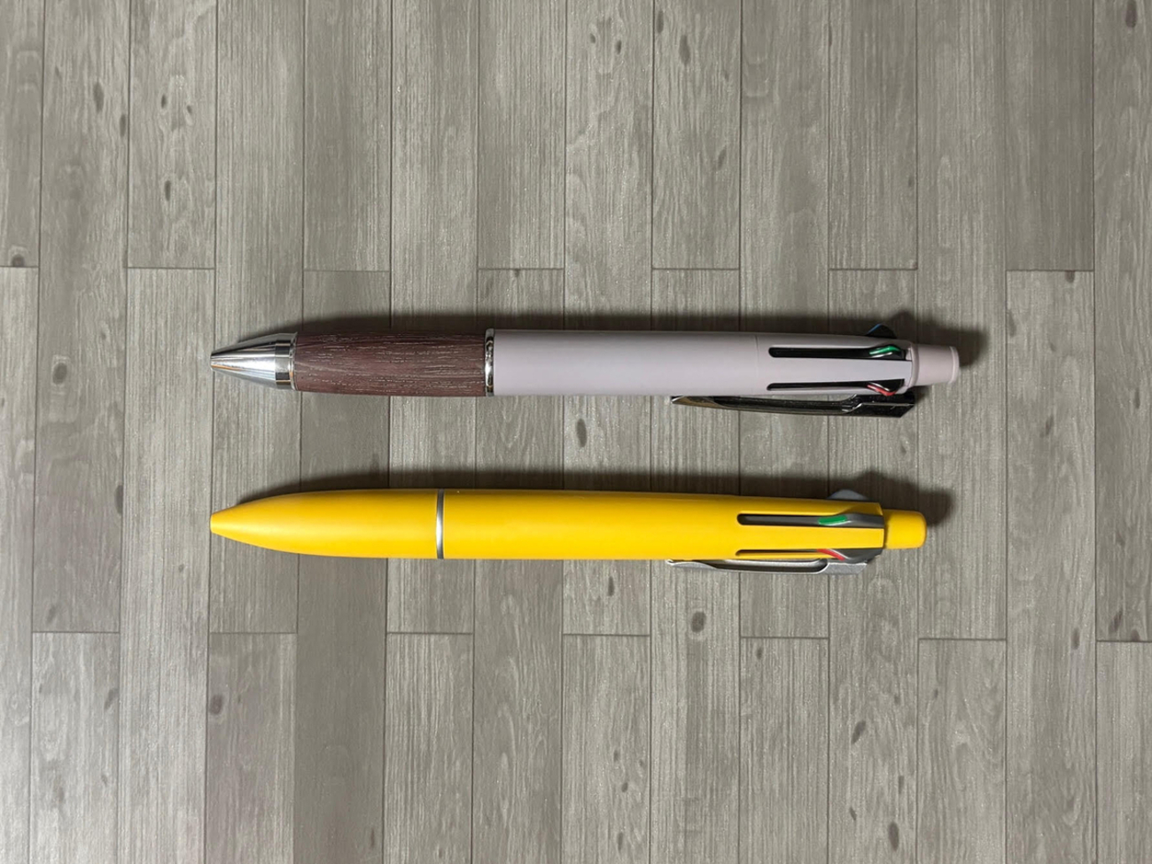 ジェットストリーム4&1の従来品と、Lite touch ink搭載のものを比べ