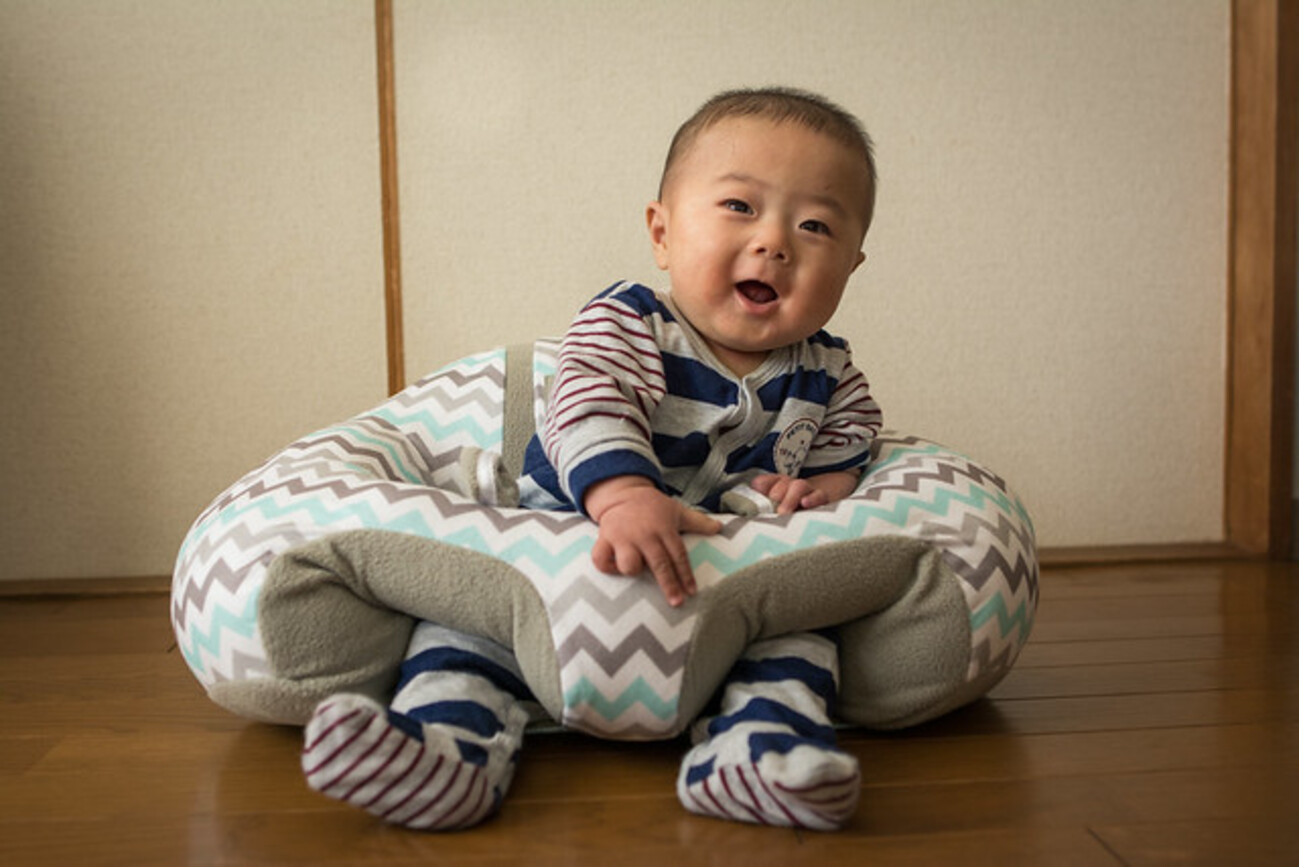 クッション素材で優しいベビーチェア！赤ちゃんのおすわり練習用に 