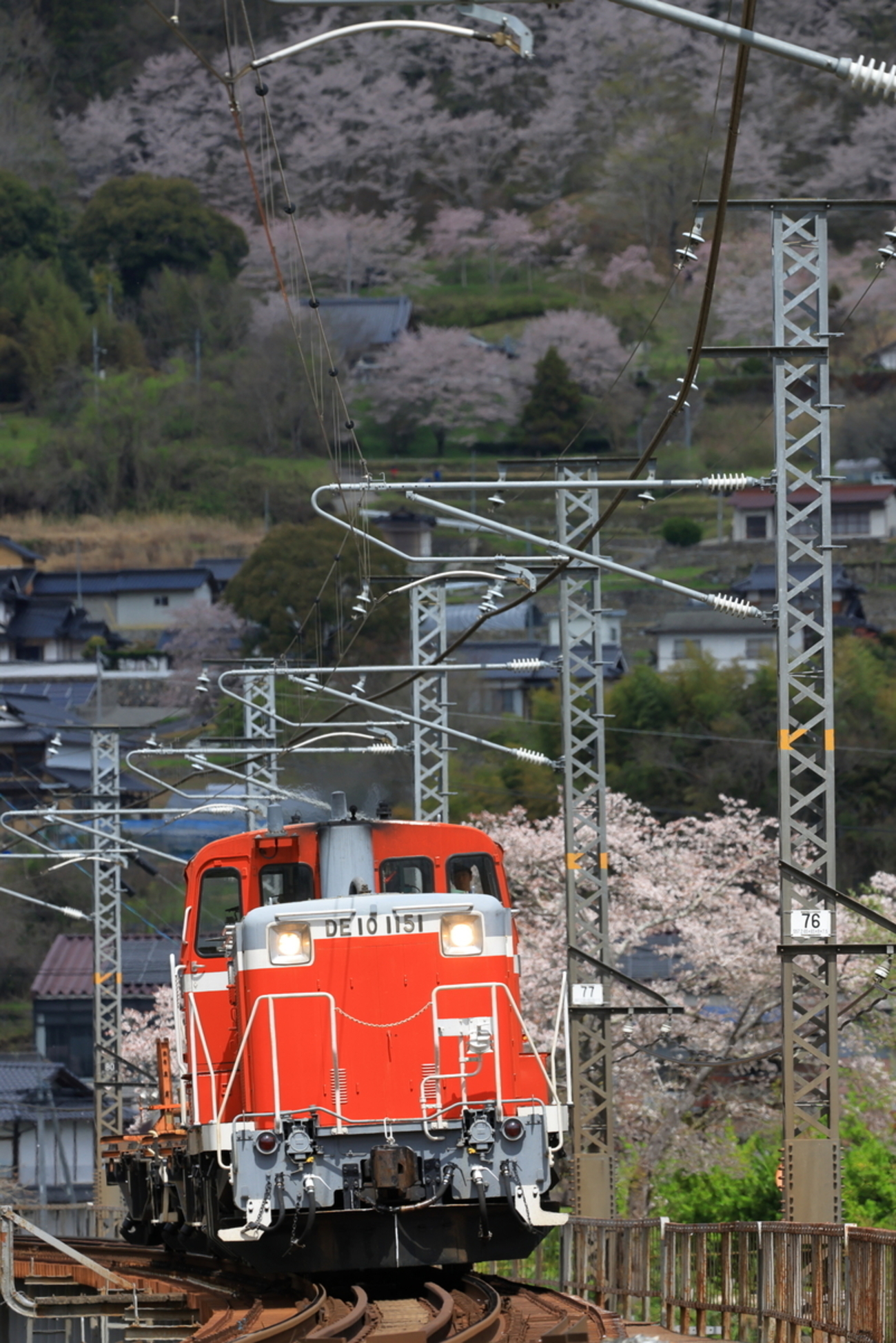 高梁川を渡るDE10 1151牽引の石蟹工臨返空を撮る！ - 続 うっかり鉄の