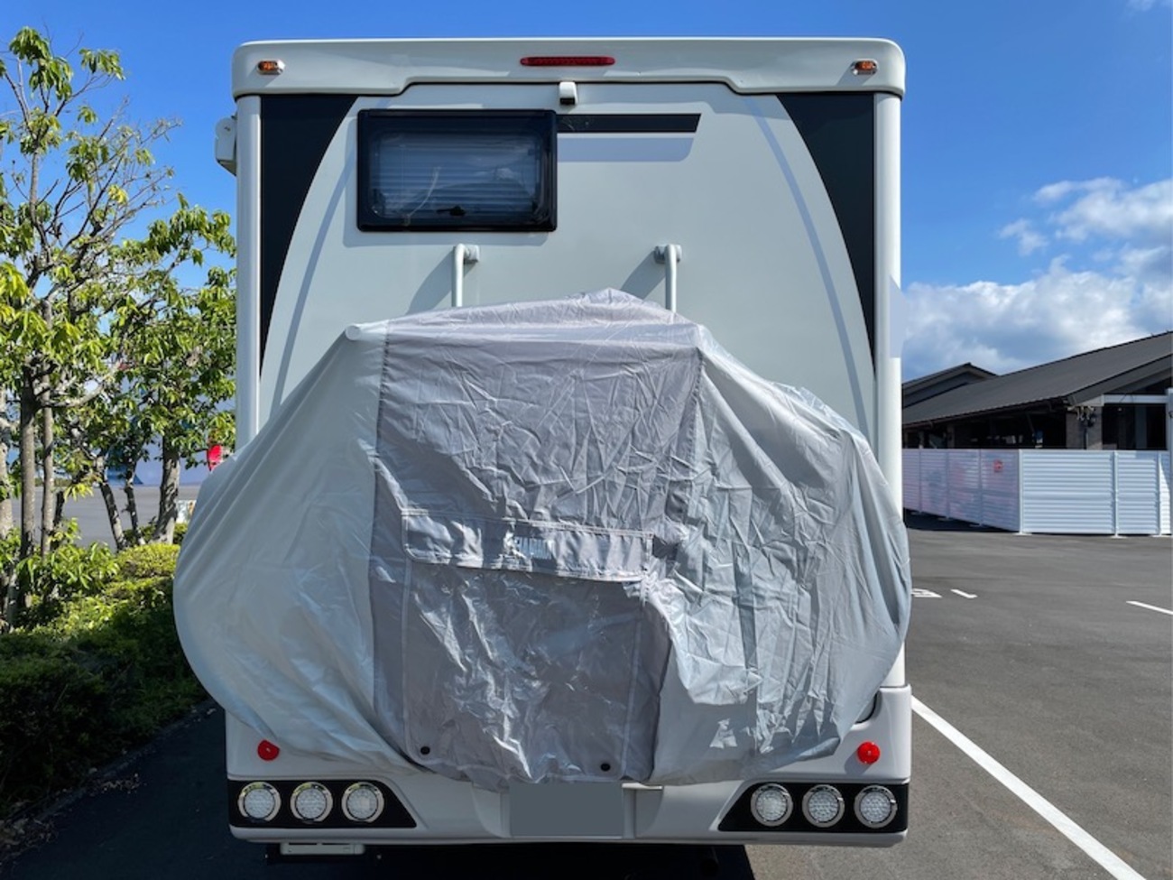 キャンピングカーのサイクルキャリアにカバーを着ける - 日本“シン”記録