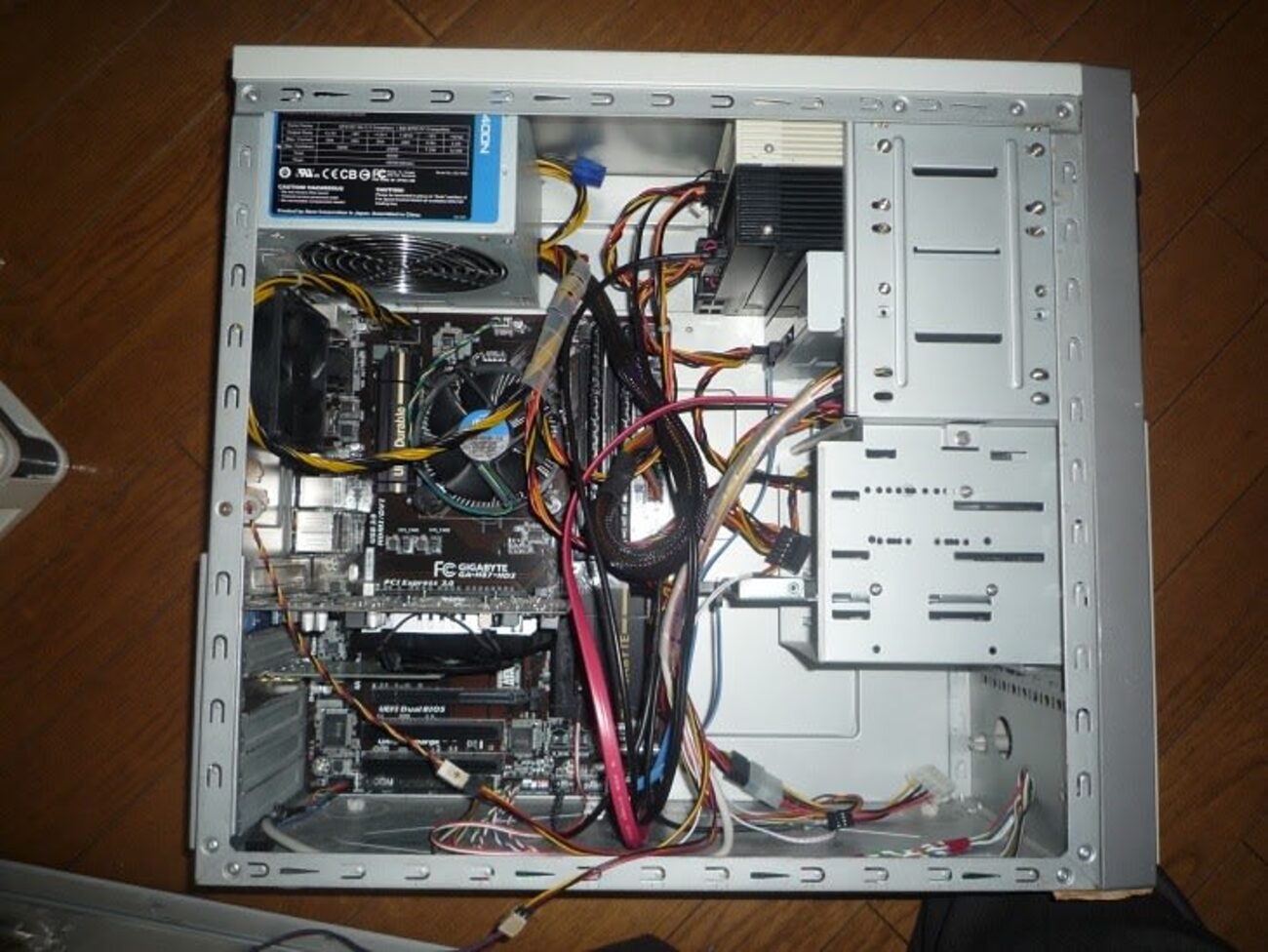 最近、PCのファンが若干うるさく感じたので調べてみると、電源が原因の