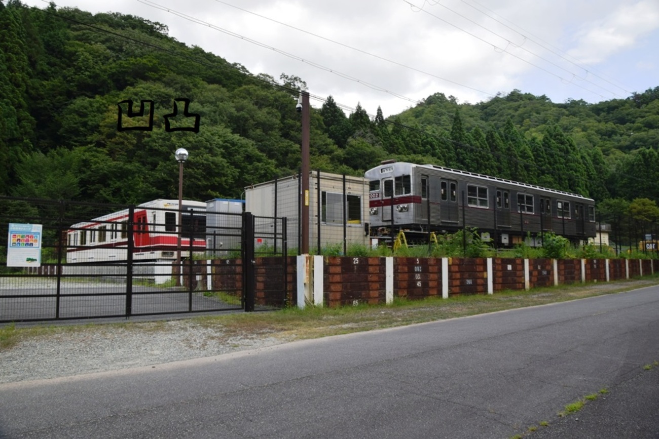 北大阪急行2002・8005と京阪カットボディ 丹波篠山市 - 凹凸プラ陳列館