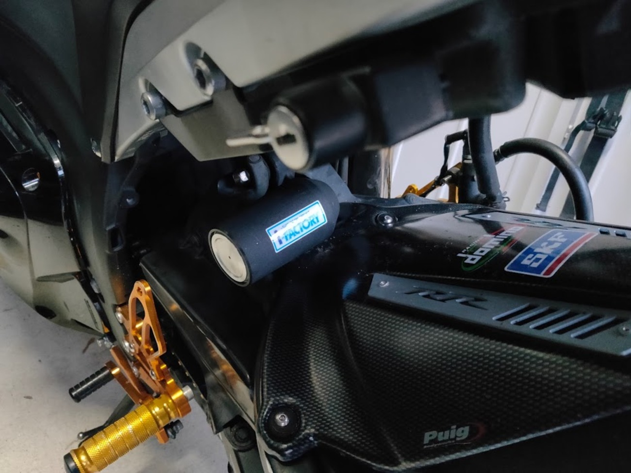 CBR600RRのリアサスの脱着って結構簡単なんですよ。(リアサスO/Hが完了 