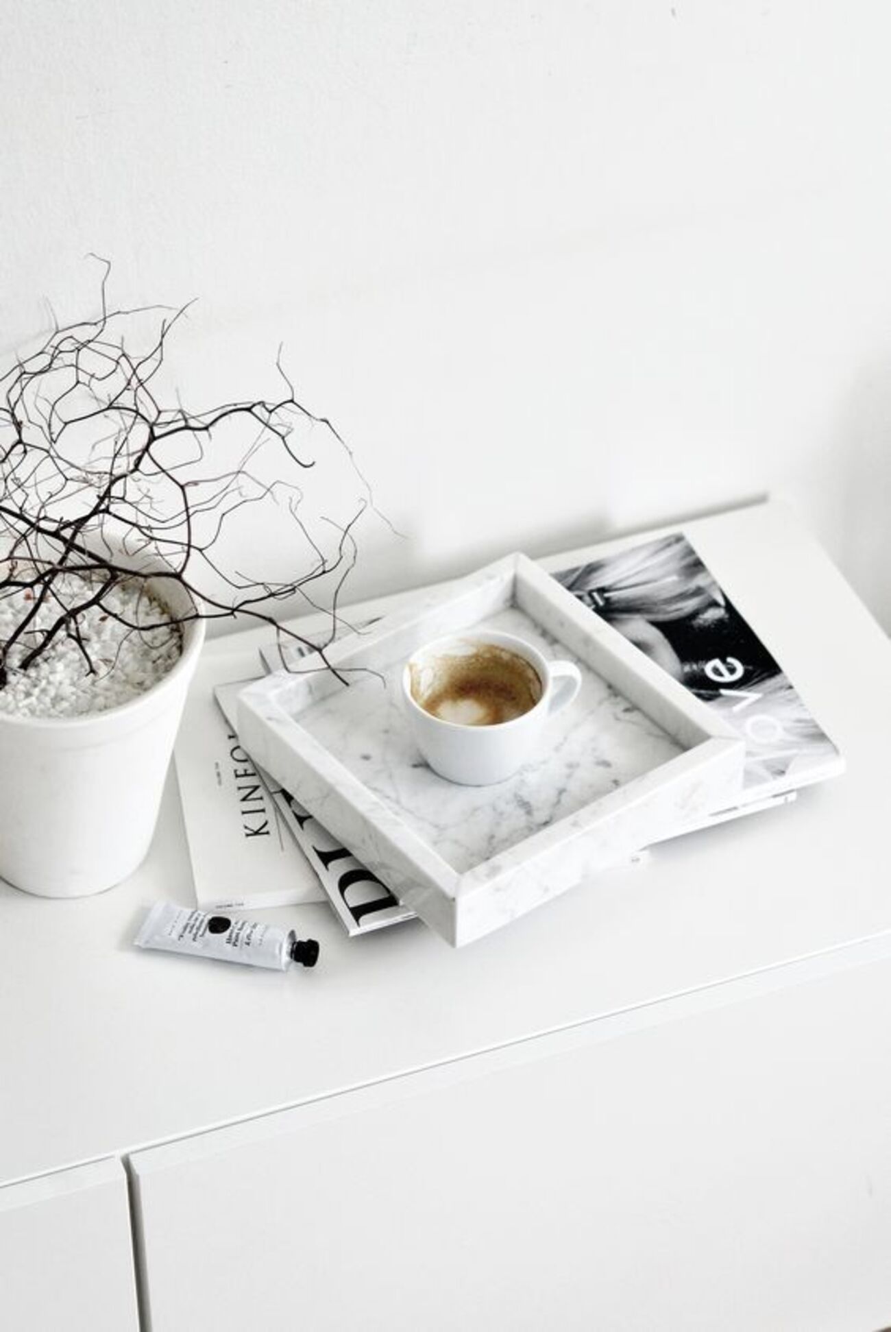 キツネの剥製 台座は本物の木 松の葉はフェイク 本来、変化狐