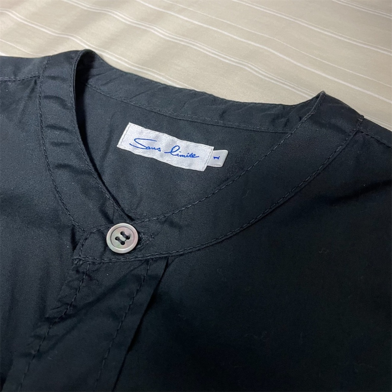 Sans limiteの二本針長丈スタンドカラーシャツ。 - 365日をJ棟で