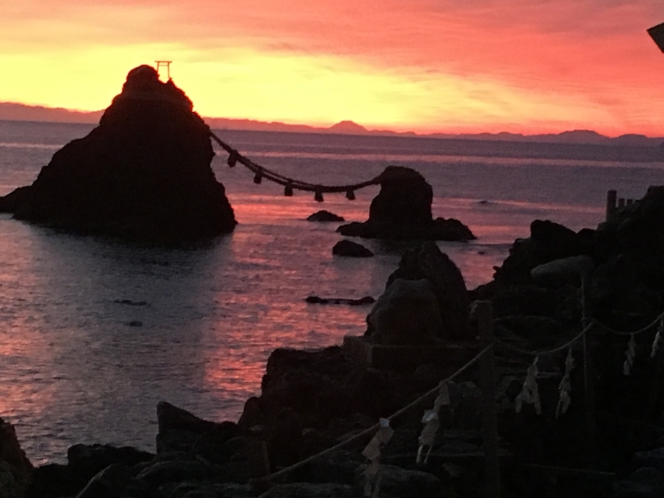 旅の思い出。二見浦での夫婦岩から臨む朝焼けからの富士山です 