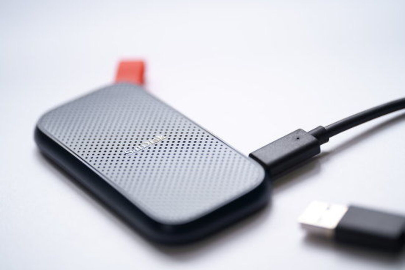 SanDisk SSD 外付け 2TB SDSSDE30-2T00-GH26 SanDisk 2TB Portable SSD - Up to 800MB/s, USB-C, USB 3.2 Gen