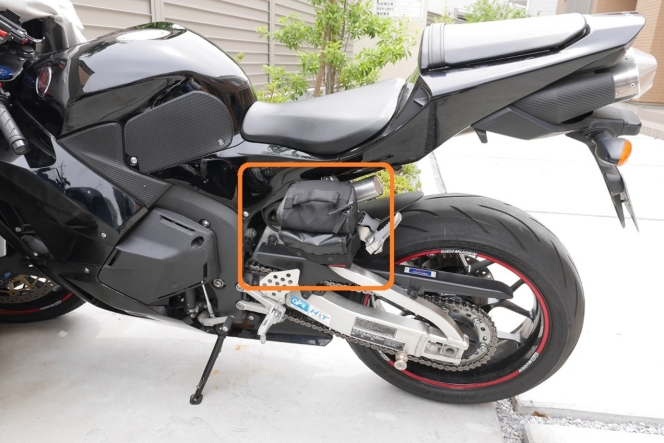CBR600RRの積載性アップ！ カメラバック流用でプチサイドバック？を 