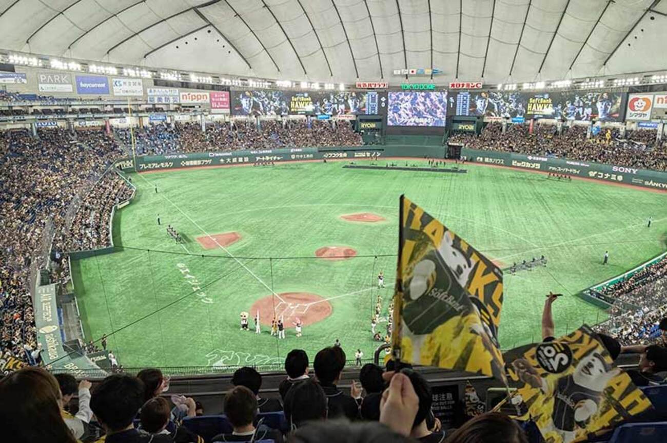 1万人の社員や家族が応援！ 観客席を黒く染めた「ソフトバンクホークス
